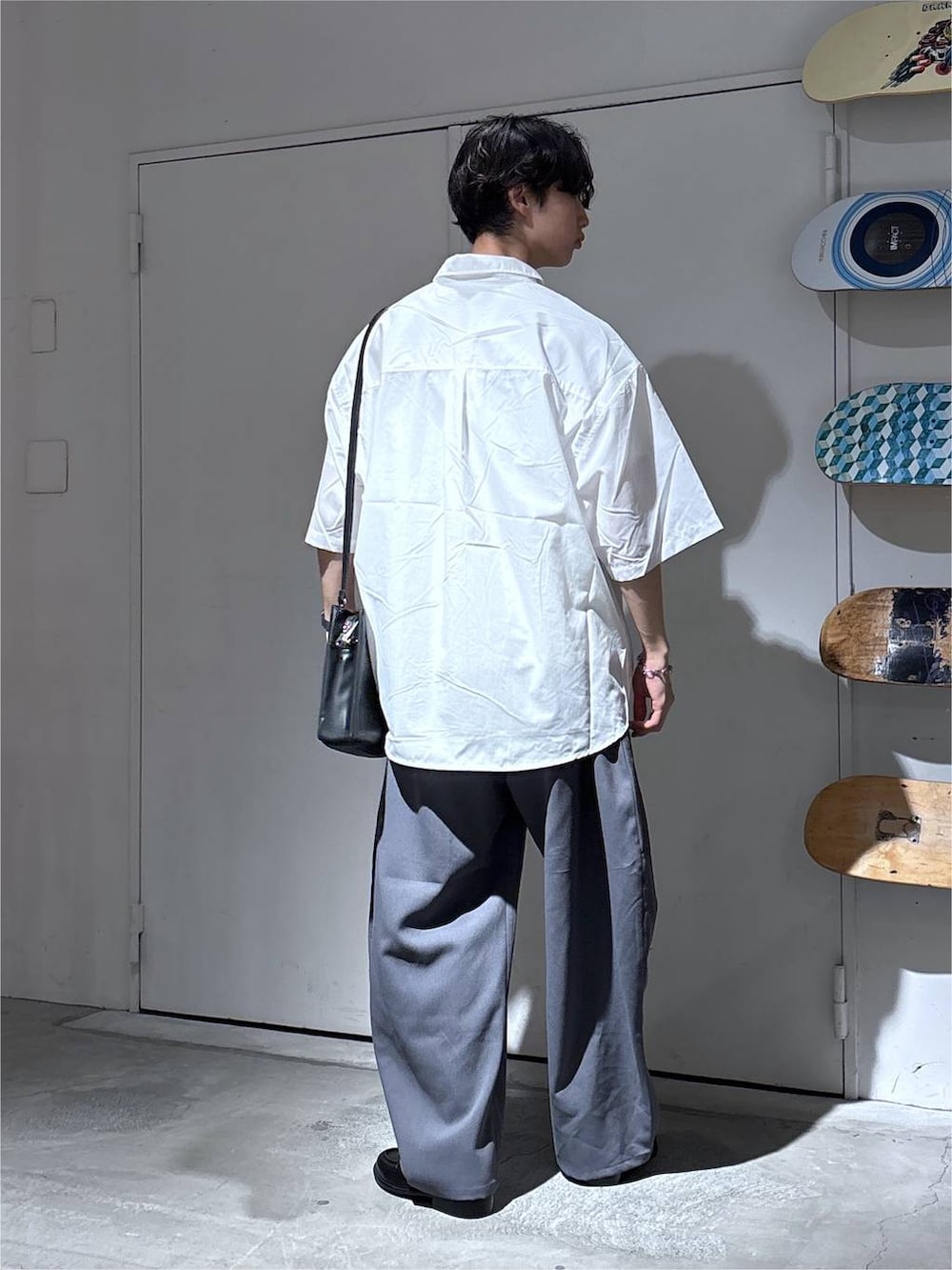 ホワイト系のシャツ/ブラウス、グレー系のスラックス、ブラック系のローファーを着用したメンズの夏コーディネートの5枚目の写真