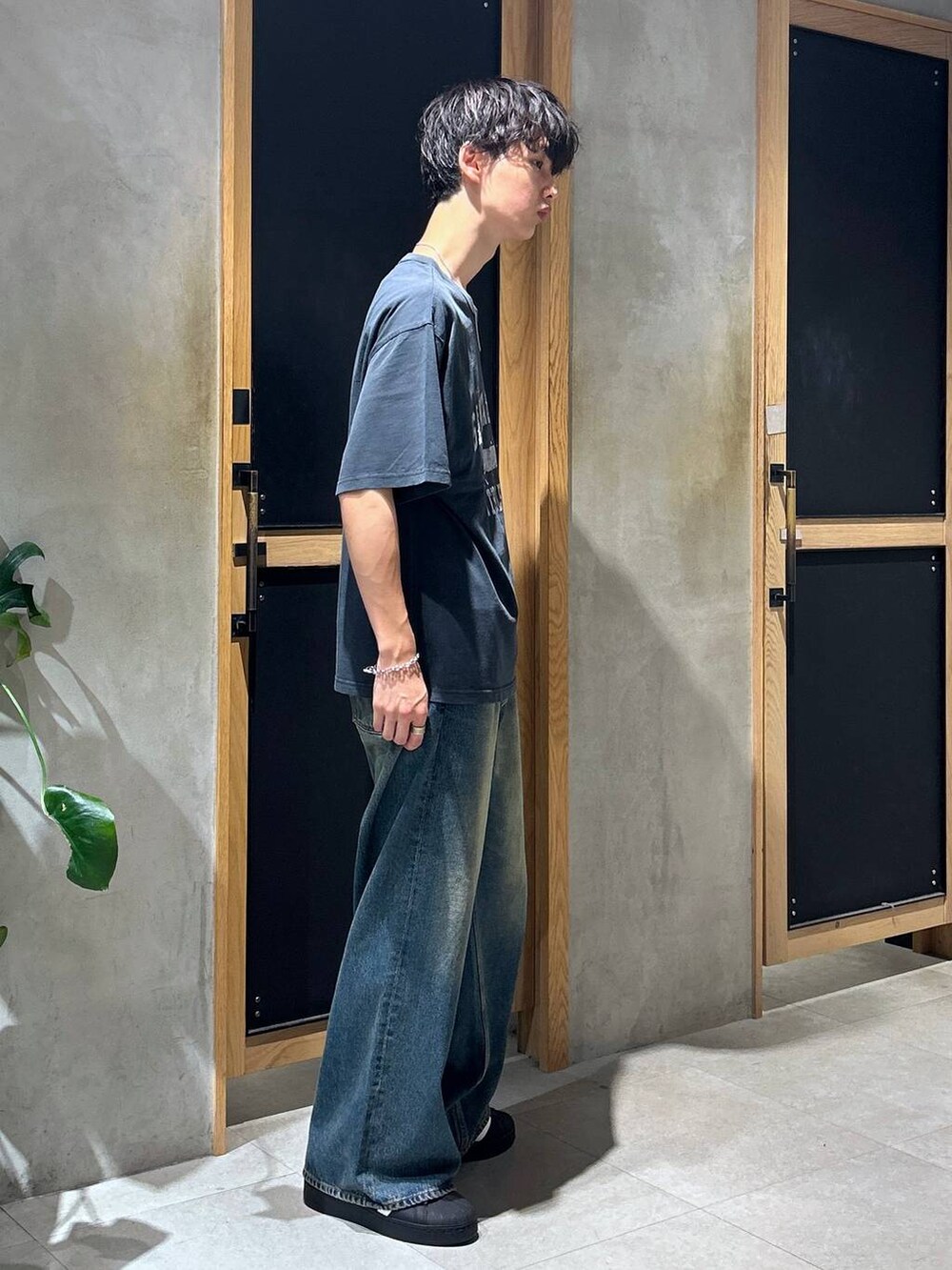 「女子ウケ、ベーシック/シンプル、デート/ロマンティック、春コーデ、夏コーデ、ラフ、モテ、Tシャツ、ネックレス、ワイドパンツ、RAGEBLUE、カジュアル、デニムパンツ」｜「RAGEBLUEのメタルデザインリング（リング、ホワイト系）」を使った、 koutaさん（メンズ・173cm）の秋コーディネートの4枚目の写真