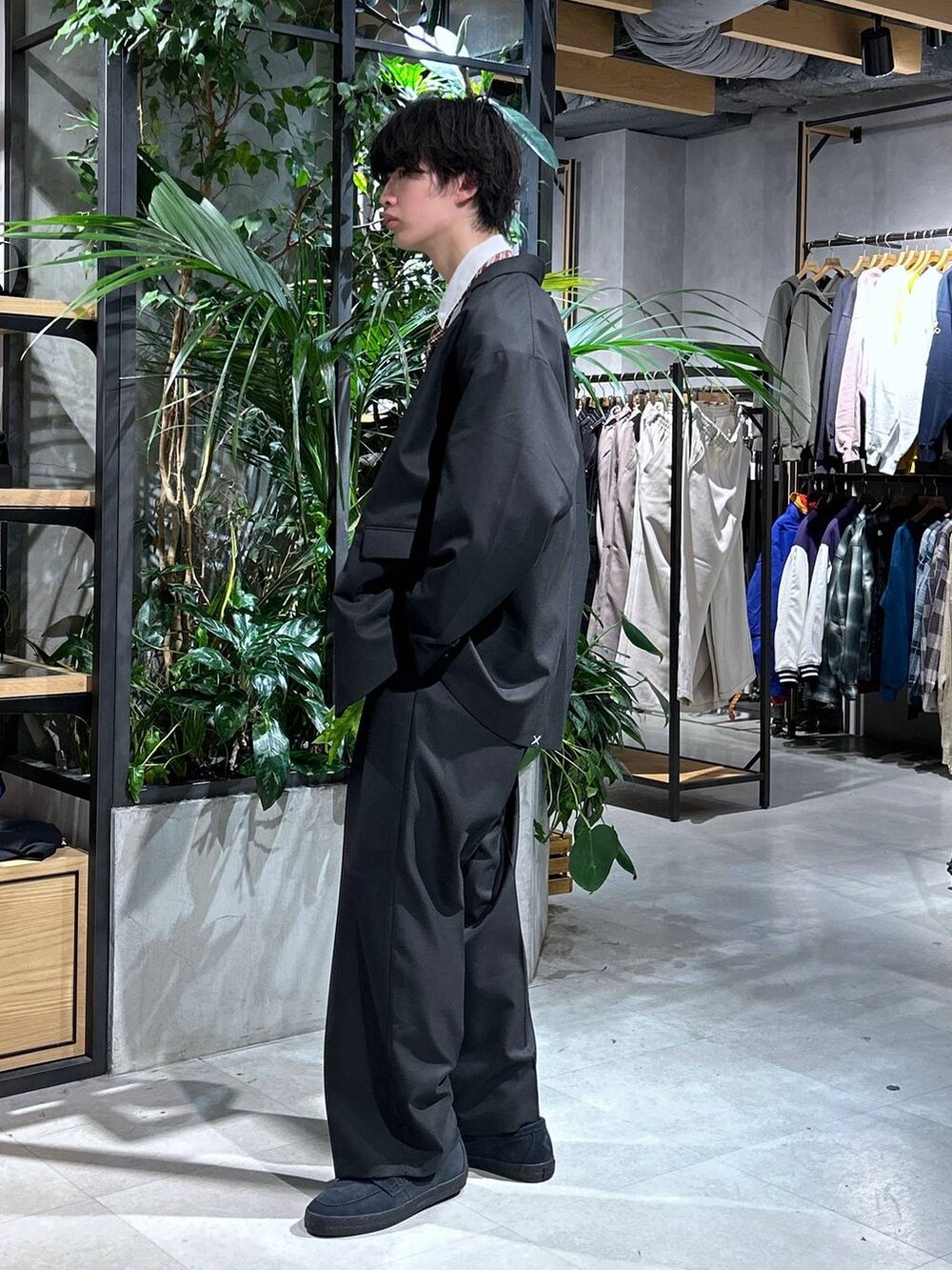 「RAGEBLUE、シンプル、女子ウケ、ベーシック/シンプル、きれいめ、春コーデ、冬コーデ、ラフ、ワイドパンツ、シンプルコーデ、シャツ、テーラードジャケット、テーパードパンツ、ベルト、ブレスレット」|「RAGEBLUEのアンティーク風/メタルバックルリアルレザーベルト(ベルト、ブラック系)」を使った、 koutaさん(メンズ・173cm)の春コーディネートの8枚目の写真