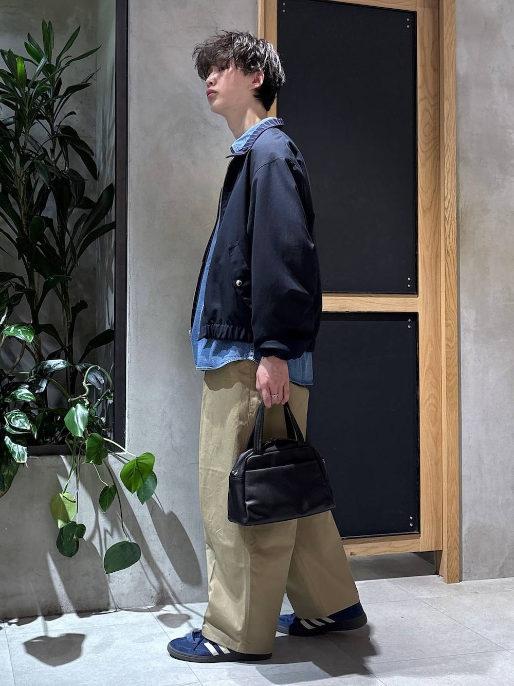 ブラック系のボストンバッグ、ブルー系のシャツ/ブラウス、ブルー系のブルゾンを着用したメンズの冬コーディネートの4枚目の写真