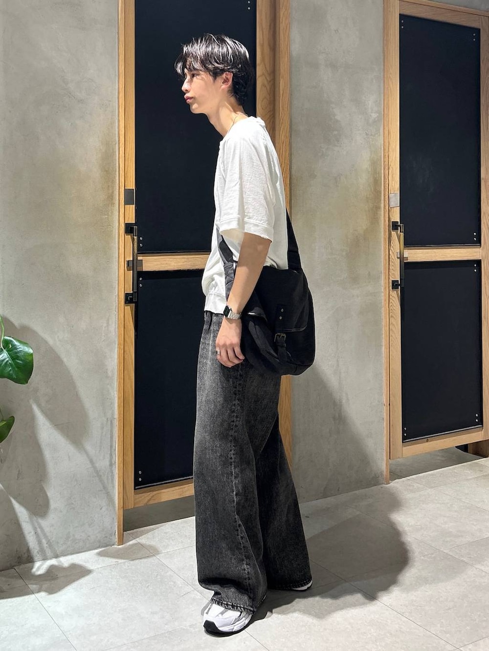 「女子ウケ、ベーシック/シンプル、デート/ロマンティック、春コーデ、夏コーデ、ラフ、モテ、Tシャツ、ネックレス、ワイドパンツ、RAGEBLUE、カジュアル、デニムパンツ、ヴィンテージ、スニーカー」｜「NEW BALANCEの【New Balance】MR530SG（スニーカー、ホワイト系）」を使った、 koutaさん（メンズ・173cm）の夏コーディネートの4枚目の写真