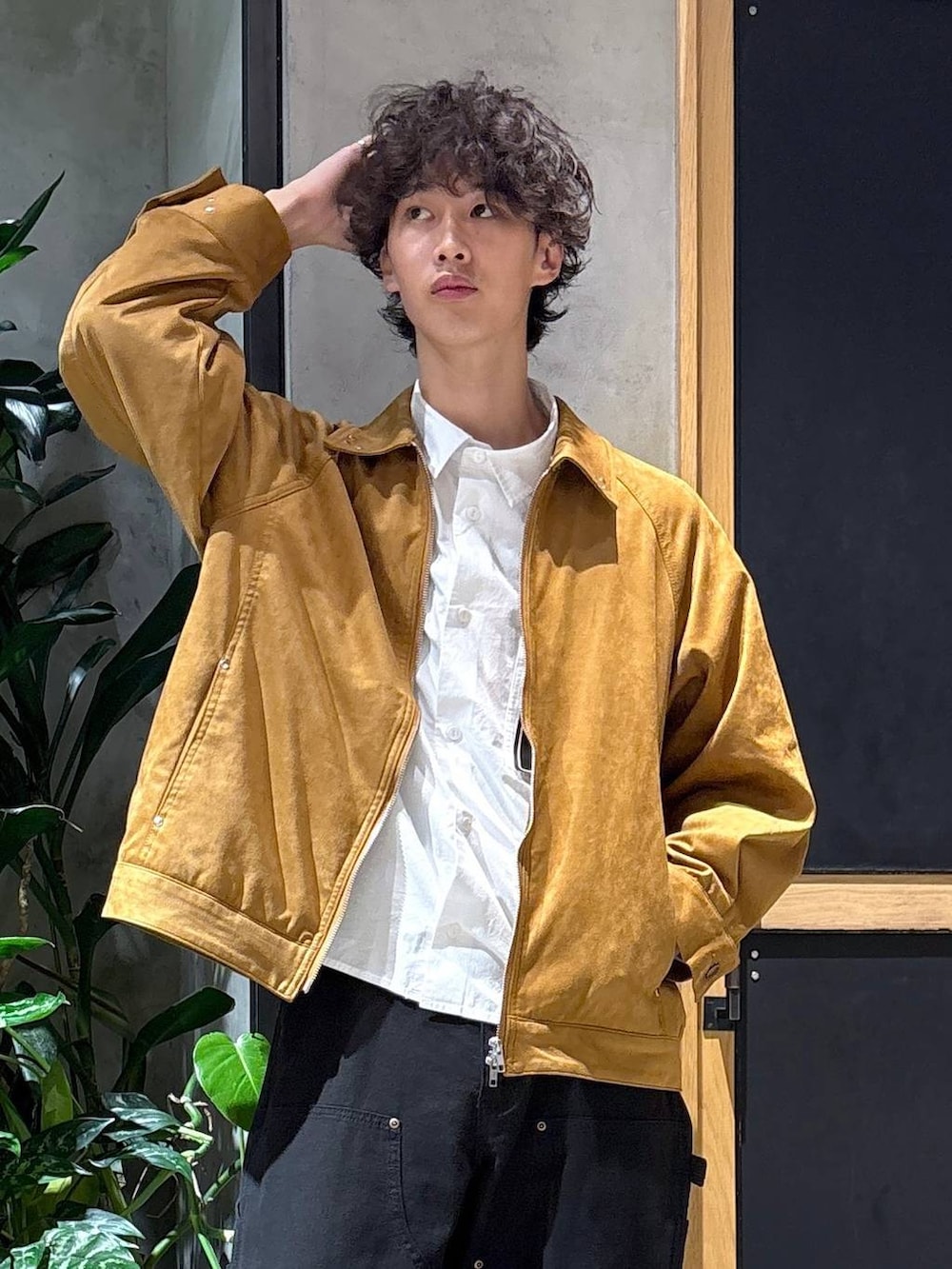 ブラック系のローファー、ブラック系のチノパンツ、ブラウン系のブルゾンを着用したメンズの秋コーディネートの6枚目の写真