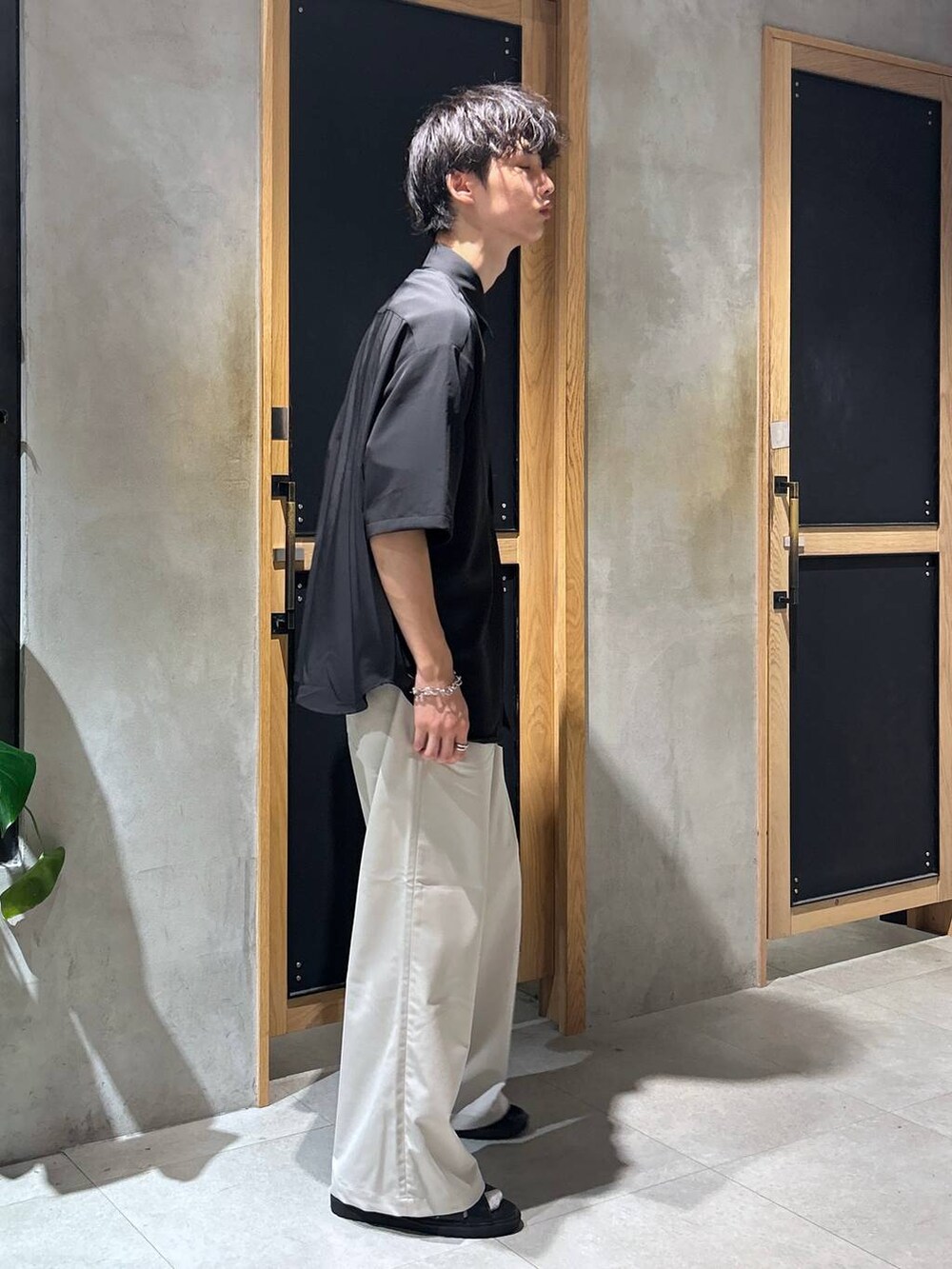 「女子ウケ、ベーシック/シンプル、きれいめ、デート/ロマンティック、春コーデ、夏コーデ、ラフ、モテ、Tシャツ、ネックレス、スラックス、ワイドパンツ、RAGEBLUE、サンダル、シャツ」｜「RAGEBLUEのシンセティックレザー/クロスストラップサンダル（サンダル、ブラック系）」を使った、 koutaさん（メンズ・173cm）の夏コーディネートの4枚目の写真