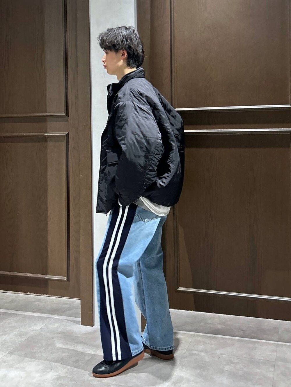 ホワイト系のスウェット、グレー系のTシャツ/カットソー、ブラック系のスニーカーを着用したメンズの冬コーディネートの3枚目の写真