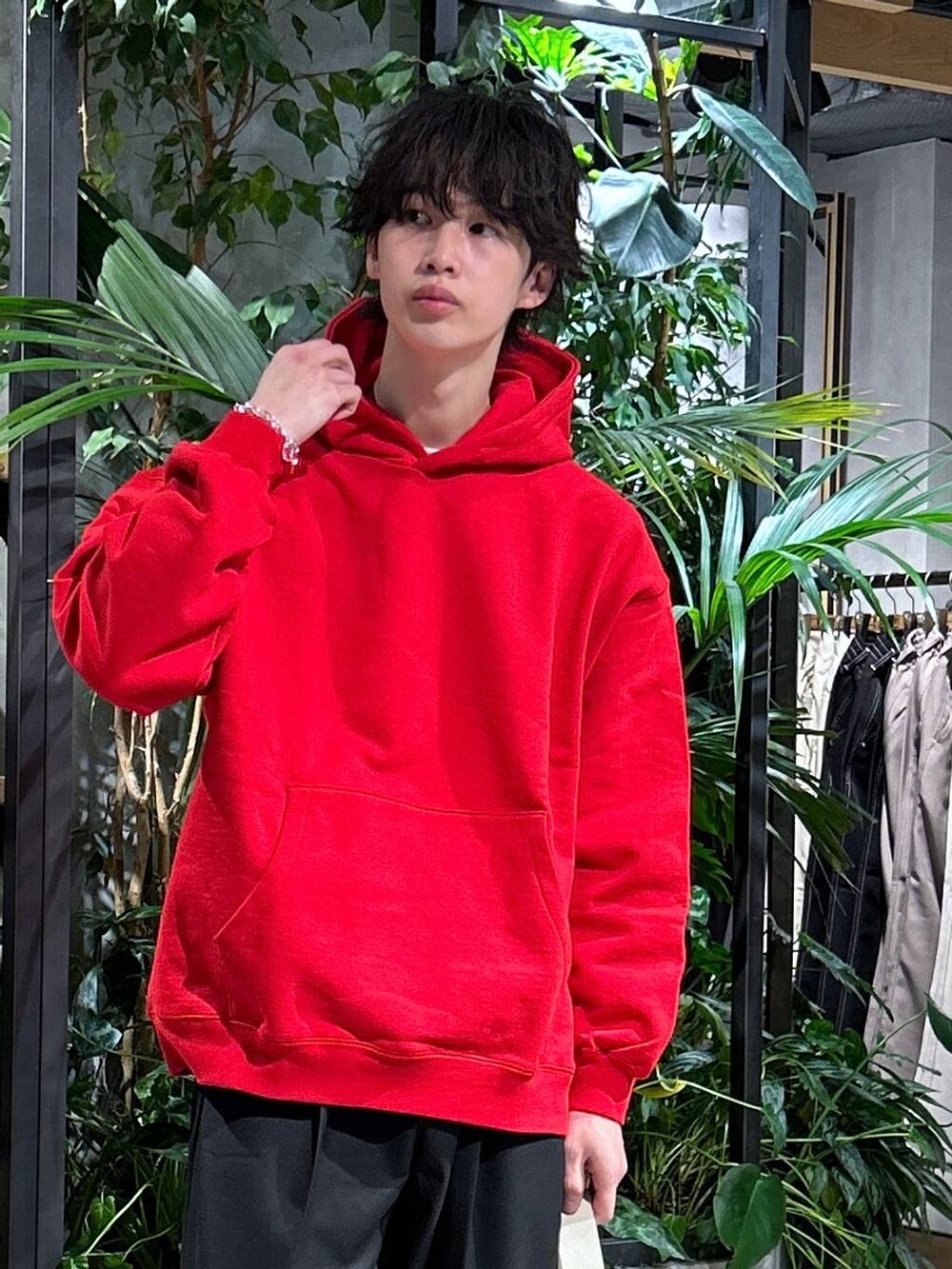 「テーパードパンツ、スウェット、カジュアル、女子ウケ、ベーシック/シンプル、春コーデ、冬コーデ、ラフ、Tシャツ、ネックレス、ワイドパンツ、RAGEBLUE、シンプルコーデ、きれいめカジュアル、シンプル」｜「RAGEBLUEのアソートWテーラードジャケット/シングルジャケット【セットアップ対応】（テーラードジャケット、ブラック系）」を使った、 koutaさん（メンズ・173cm）の春コーディネートの2枚目の写真