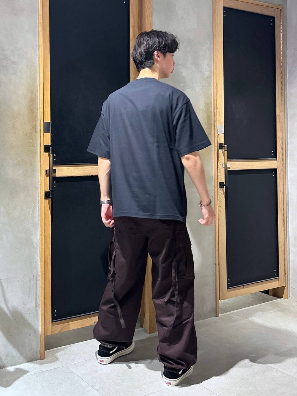 「女子ウケ、ベーシック/シンプル、デート/ロマンティック、春コーデ、夏コーデ、ラフ、モテ、Tシャツ、ネックレス、ワイドパンツ、RAGEBLUE、スニーカー、ミリタリー、ストリート」｜「RAGEBLUEのM-65/ワイドストレートジャーマンバギーミリタリーカーゴパンツ（カーゴパンツ、ブラウン系）」を使った、 koutaさん（メンズ・173cm）の夏コーディネートの4枚目の写真