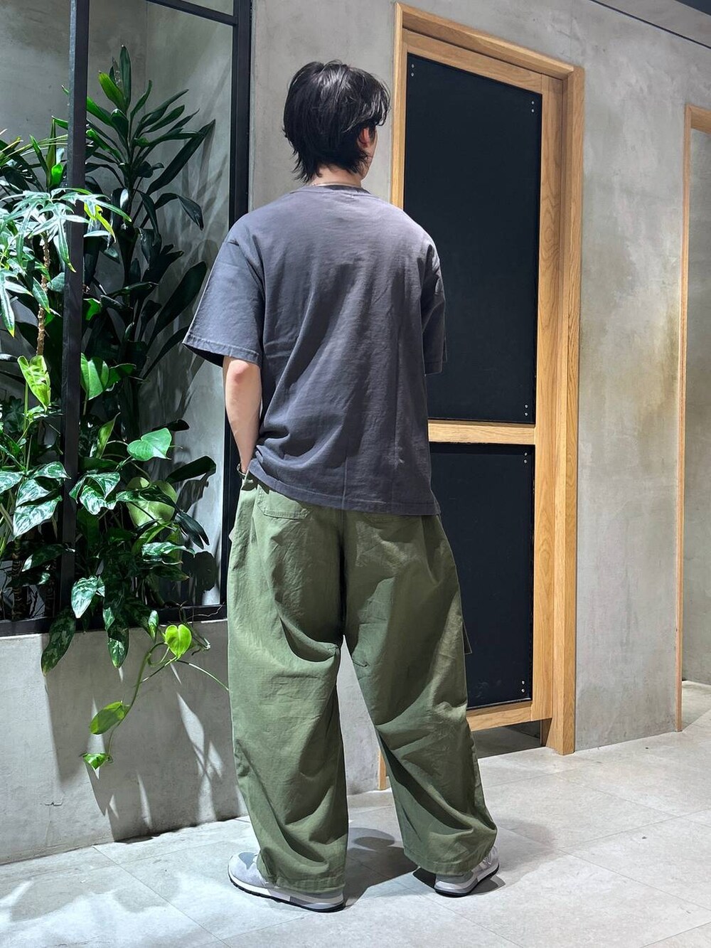 「女子ウケ、ベーシック/シンプル、春コーデ、夏コーデ、ラフ、Tシャツ、ネックレス、ワイドパンツ、RAGEBLUE、シンプルコーデ、シンプル、カジュアル、ミリタリー、テーラードジャケット、スニーカー」｜「NEW BALANCEの【New Blance】CM996 GR2/スニーカー（スニーカー、グレー系）」を使った、 koutaさん（メンズ・173cm）の春コーディネートの9枚目の写真