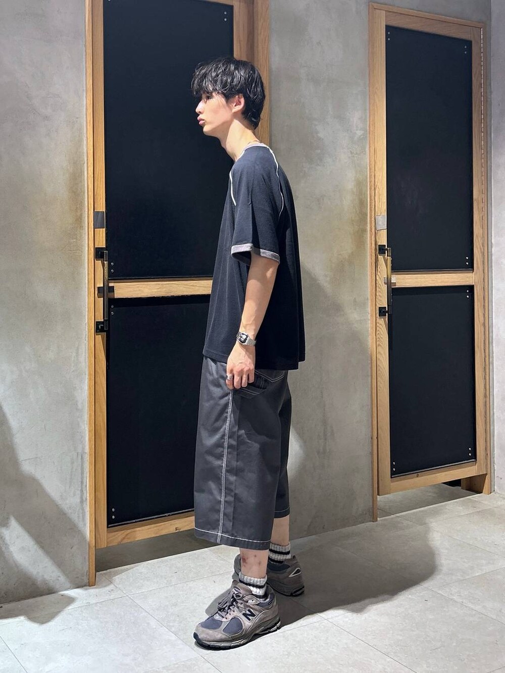 「女子ウケ、ベーシック/シンプル、デート/ロマンティック、春コーデ、夏コーデ、ラフ、モテ、Tシャツ、ネックレス、ワイドパンツ、RAGEBLUE、カジュアル、ハーフパンツ」｜「RAGEBLUEの天竺/オーバーサイズゲームTシャツ（Tシャツ/カットソー、ブラック系）」を使った、 koutaさん（メンズ・173cm）の夏コーディネートの3枚目の写真