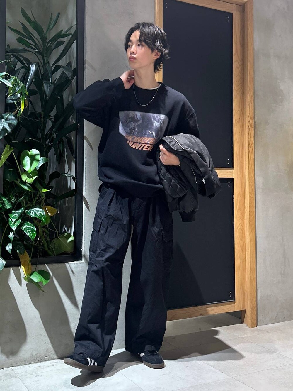 「女子ウケ、ベーシック/シンプル、デート/ロマンティック、秋コーデ、冬コーデ、ラフ、モテ、Tシャツ、ネックレス、ワイドパンツ、RAGEBLUE、カジュアル、スニーカー、ミリタリー、ミリタリージャケット」｜「RAGEBLUEのM-65 German military wide straight cargo pants/M-65 ストレートジャーマンバギーミリタリーカーゴパンツ（カーゴパンツ、ブラック系）」を使った、 koutaさん（メンズ・173cm）の秋コーディネートの2枚目の写真