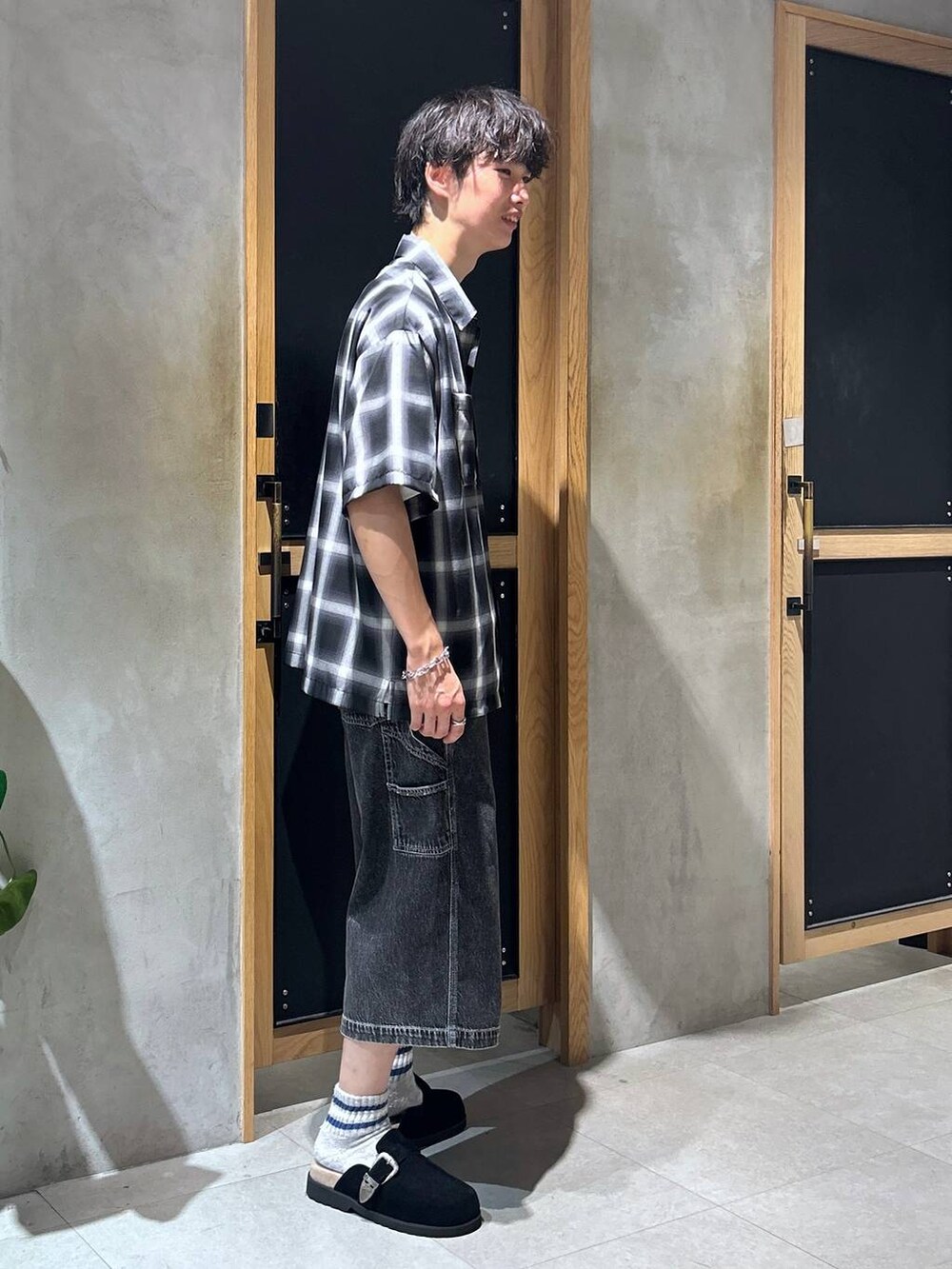 「春コーデ、ハーフパンツ、女子ウケ、ベーシック/シンプル、デート/ロマンティック、夏コーデ、ラフ、モテ、Tシャツ、ネックレス、スラックス、ワイドパンツ、RAGEBLUE、カジュアル、デニムパンツ」｜「RAGEBLUEのウエスタンメタルベルトモックサンダル/シンセティックレザーモックサンダル（サンダル、ブラック系）」を使った、 koutaさん（メンズ・173cm）の夏コーディネートの4枚目の写真