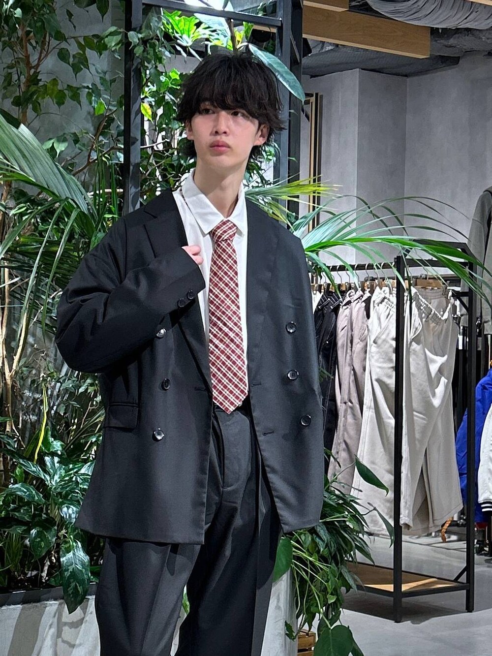 「RAGEBLUE、シンプル、女子ウケ、ベーシック/シンプル、きれいめ、春コーデ、冬コーデ、ラフ、ワイドパンツ、シンプルコーデ、シャツ、テーラードジャケット、テーパードパンツ、ベルト、ブレスレット」|「RAGEBLUEのアンティーク風/メタルバックルリアルレザーベルト(ベルト、ブラック系)」を使った、 koutaさん(メンズ・173cm)の春コーディネートの7枚目の写真