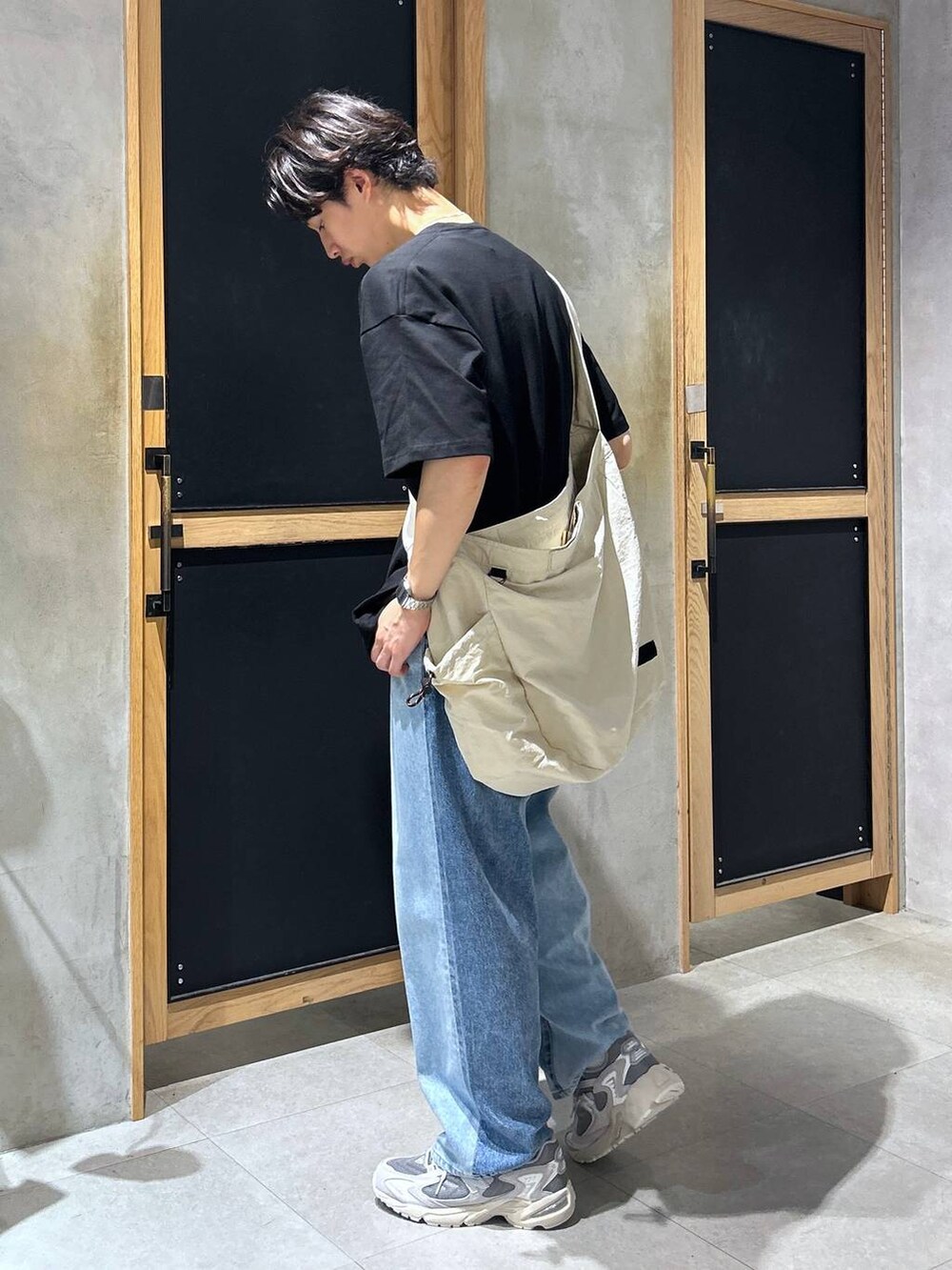 「ワイドパンツ、RAGEBLUE、カジュアル、女子ウケ、ラフ、ベーシック/シンプル、デート/ロマンティック、春コーデ、夏コーデ、Tシャツ、モテ、ネックレス、デニムパンツ、スニーカー、ショルダーバッグ」｜「UNIVERSAL OVERALLの【UNIVERSAL OVERALL】2WAY/ナイロンショルダーバッグ（ショルダーバッグ、ホワイト系）」を使った、 koutaさん（メンズ・173cm）の夏コーディネートの3枚目の写真