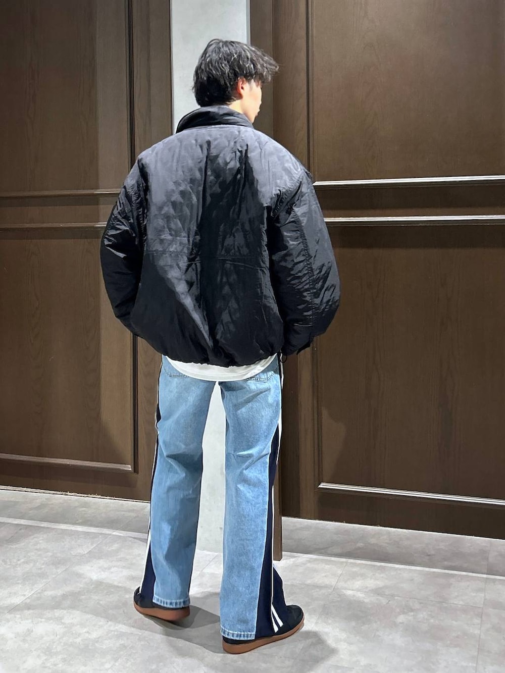 ホワイト系のスウェット、グレー系のTシャツ/カットソー、ブラック系のスニーカーを着用したメンズの冬コーディネートの4枚目の写真