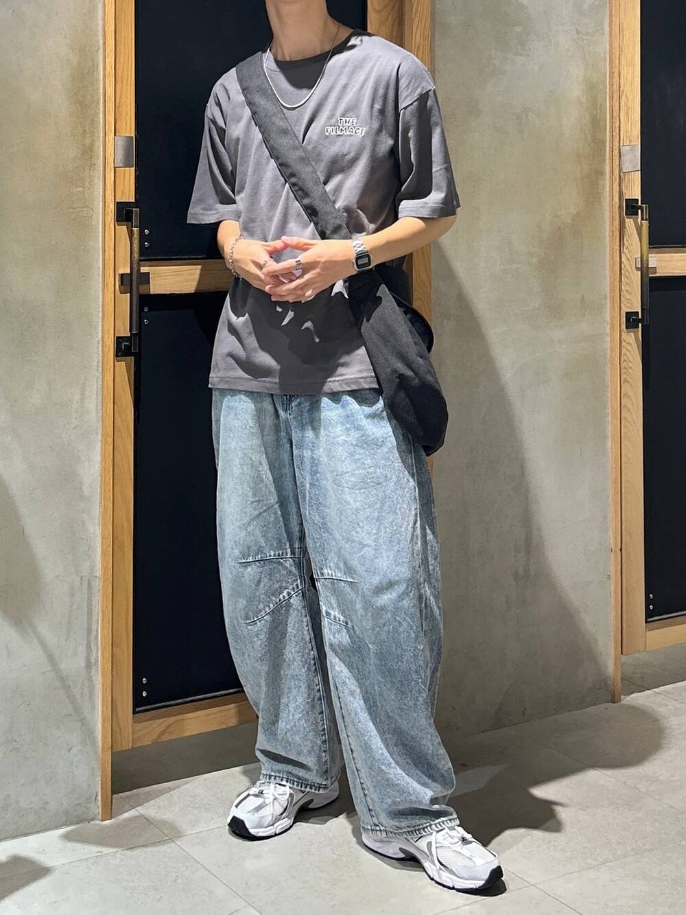 「女子ウケ、ベーシック/シンプル、きれいめ、デート/ロマンティック、春コーデ、夏コーデ、ラフ、モテ、Tシャツ、ネックレス、ワイドパンツ、RAGEBLUE、デニムパンツ、スニーカー」｜「NEW BALANCEの【New Balance】MR530SG（スニーカー、ホワイト系）」を使った、 koutaさん（メンズ・173cm）の夏コーディネートの3枚目の写真