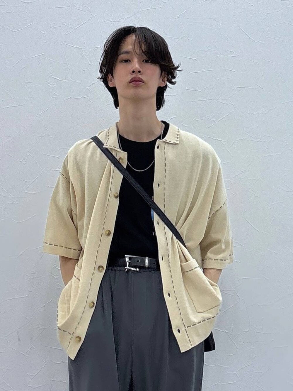 「ベーシック/シンプル、きれいめ、春コーデ、夏コーデ、ラフ、Tシャツ、ネックレス、ワイドパンツ、RAGEBLUE、シンプルコーデ、きれいめカジュアル、シンプル、ベルト、カーディガン、サンダル」｜「RAGEBLUEのアンティーク風/メタルバックルリアルレザーベルト（ベルト、ブラック系）」を使った、 koutaさん（メンズ・173cm）の夏コーディネートの2枚目の写真