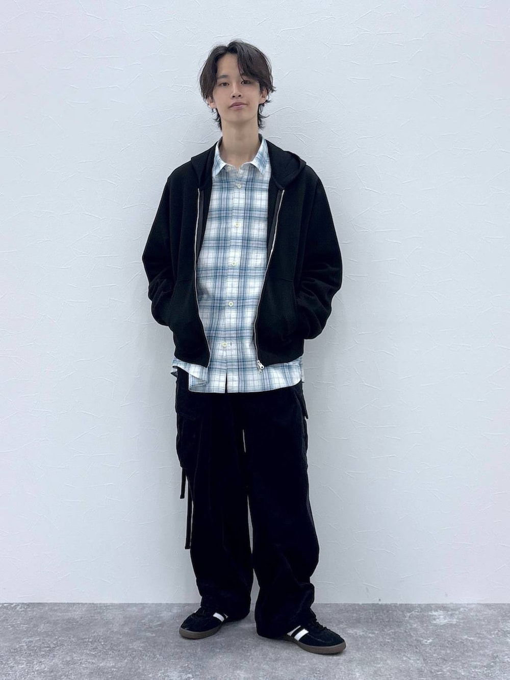 ブラック系のスニーカー、ブラック系のカーゴパンツ、ホワイト系のシャツ/ブラウスを着用したメンズの秋コーディネートの6枚目の写真