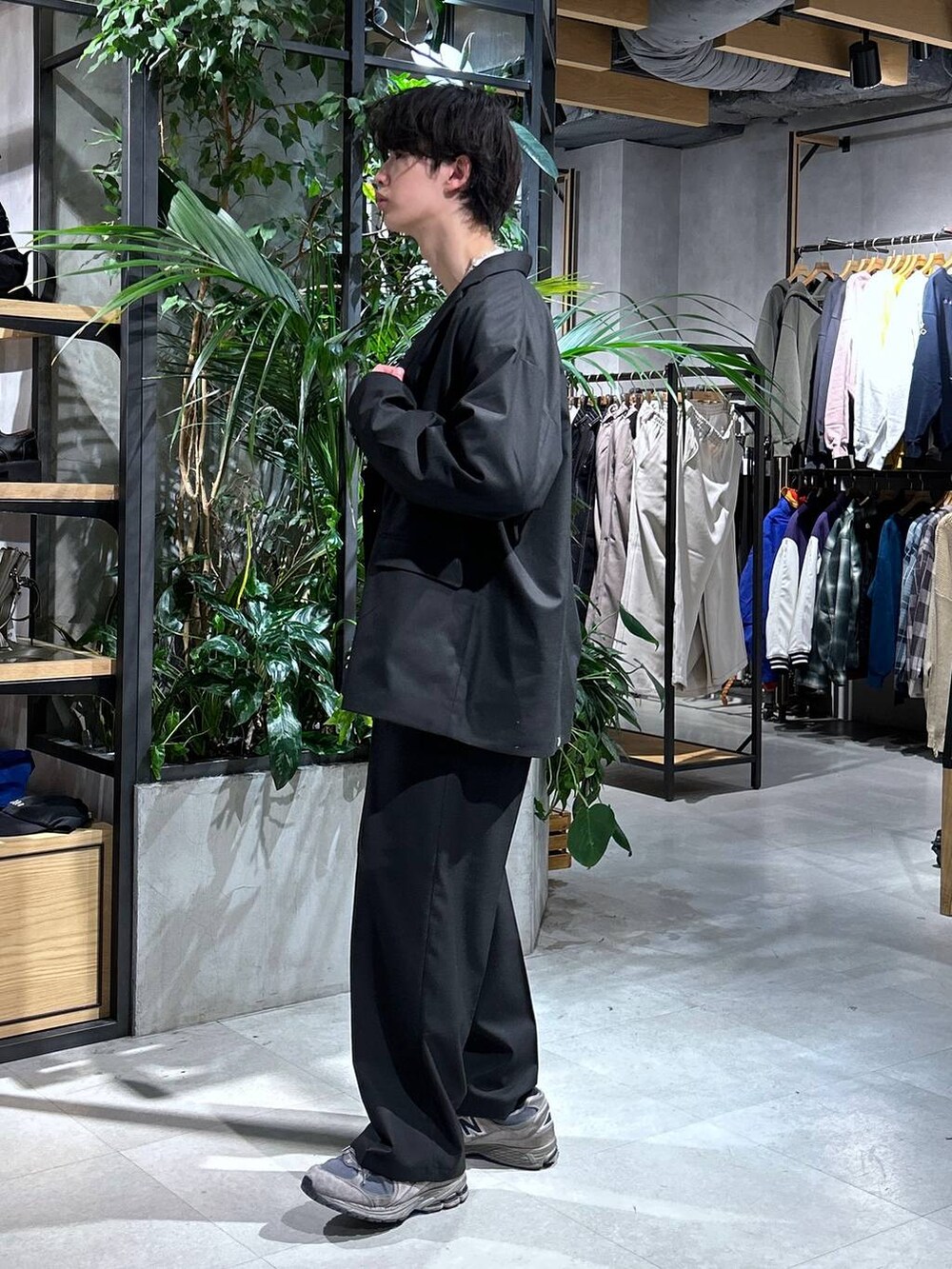 「ロンT、女子ウケ、ベーシック/シンプル、春コーデ、ラフ、Tシャツ、ネックレス、ワイドパンツ、RAGEBLUE、シンプルコーデ、きれいめカジュアル、シンプル、カジュアル、セットアップ、スラックス」｜「RAGEBLUEのステンレスデザインショートネックレス（ネックレス、その他）」を使った、 koutaさん（メンズ・173cm）の春コーディネートの8枚目の写真