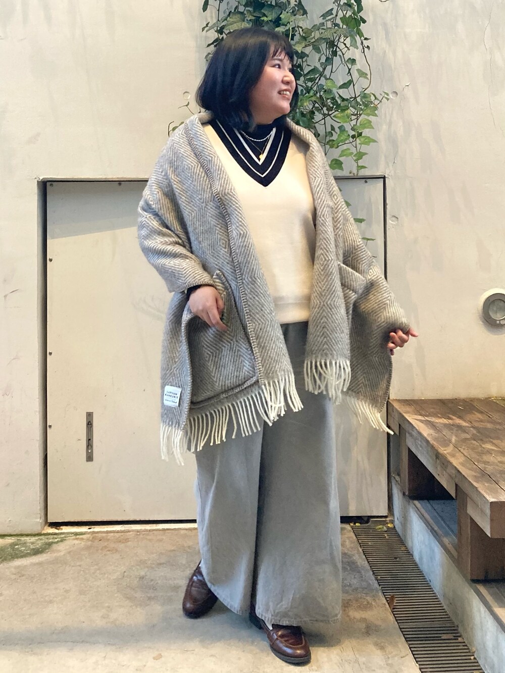 ホワイト系のニット/セーター、グレー系のデニムパンツを着用したレディースの冬コーディネートの7枚目の写真