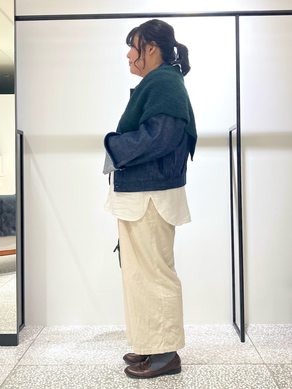 ホワイト系のその他パンツ、イエロー系のボストンバッグ、ブルー系のデニムジャケットを着用したレディースの秋コーディネートの3枚目の写真