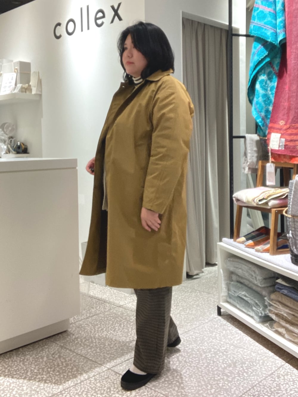 ブラウン系のその他パンツ、ブラック系のパンプス、ベージュ系のトレンチコートを着用したレディースの冬コーディネートの4枚目の写真