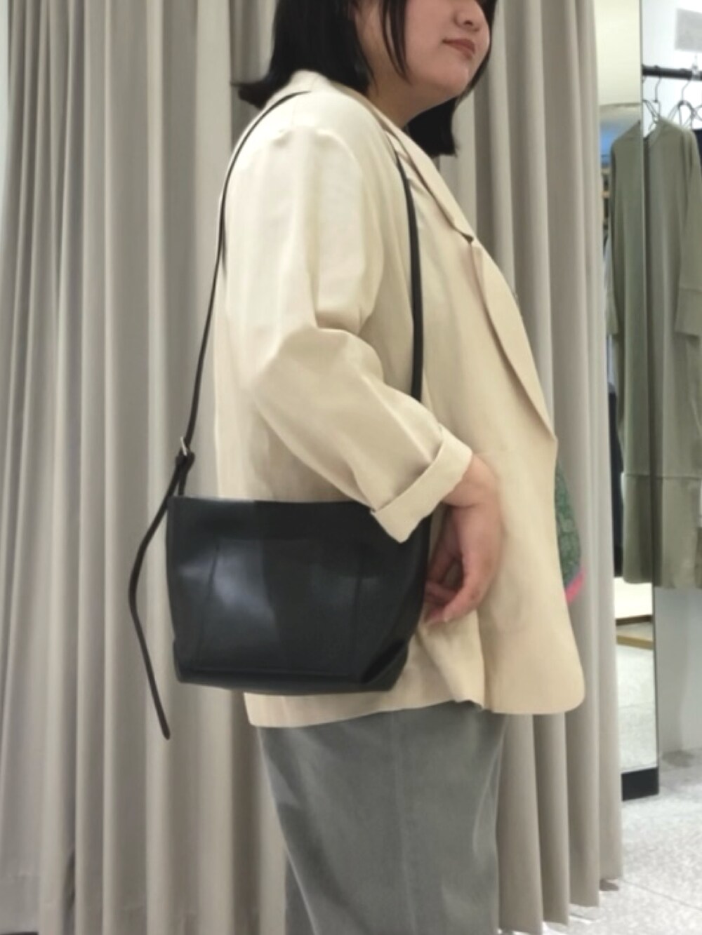 グレー系のデニムパンツ、グレー系のTシャツ/カットソー、ベージュ系のテーラードジャケットを着用したレディースの秋コーディネートの3枚目の写真