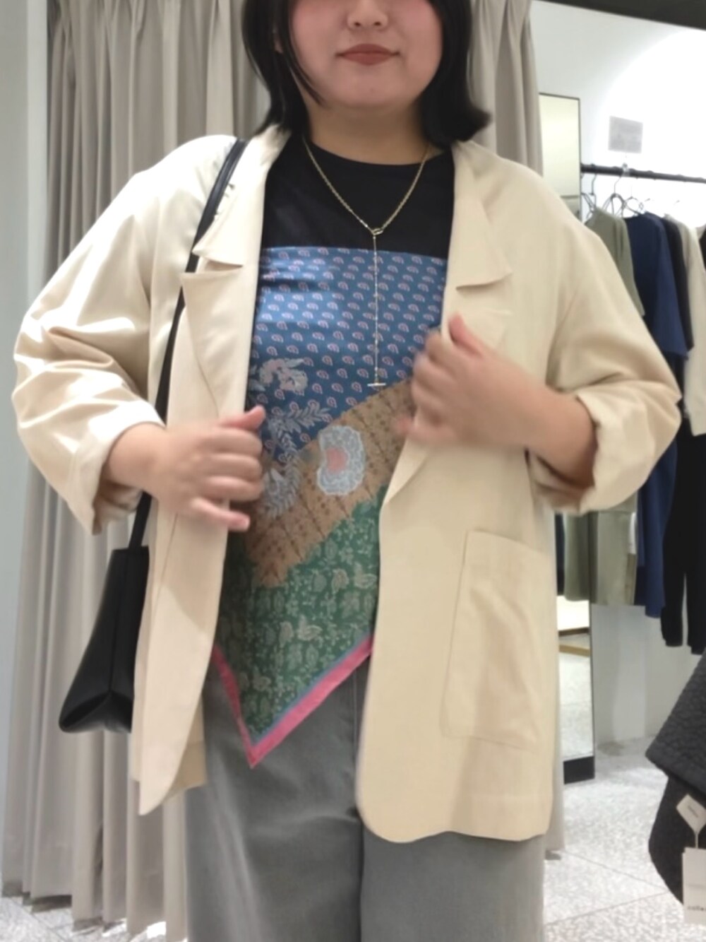 グレー系のデニムパンツ、グレー系のTシャツ/カットソー、ベージュ系のテーラードジャケットを着用したレディースの秋コーディネートの2枚目の写真