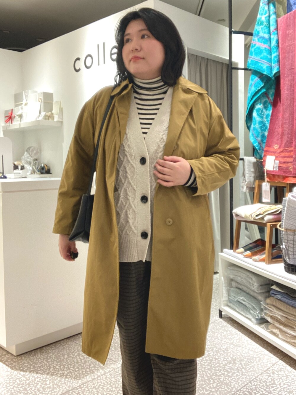 ブラウン系のその他パンツ、ブラック系のパンプス、ベージュ系のトレンチコートを着用したレディースの冬コーディネートの5枚目の写真