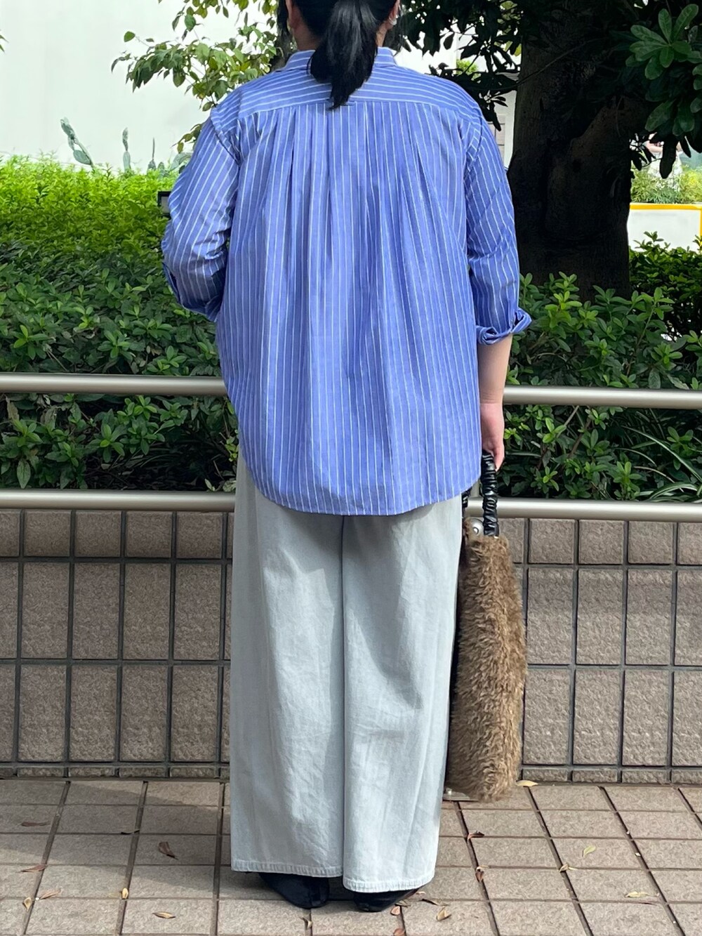その他のシャツ/ブラウス、グレー系のデニムパンツ、ブラウン系のトートバッグを着用したレディースの秋コーディネートの4枚目の写真