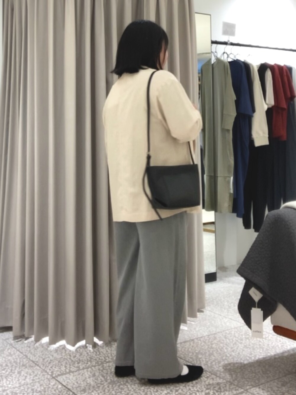 グレー系のデニムパンツ、グレー系のTシャツ/カットソー、ベージュ系のテーラードジャケットを着用したレディースの秋コーディネートの6枚目の写真