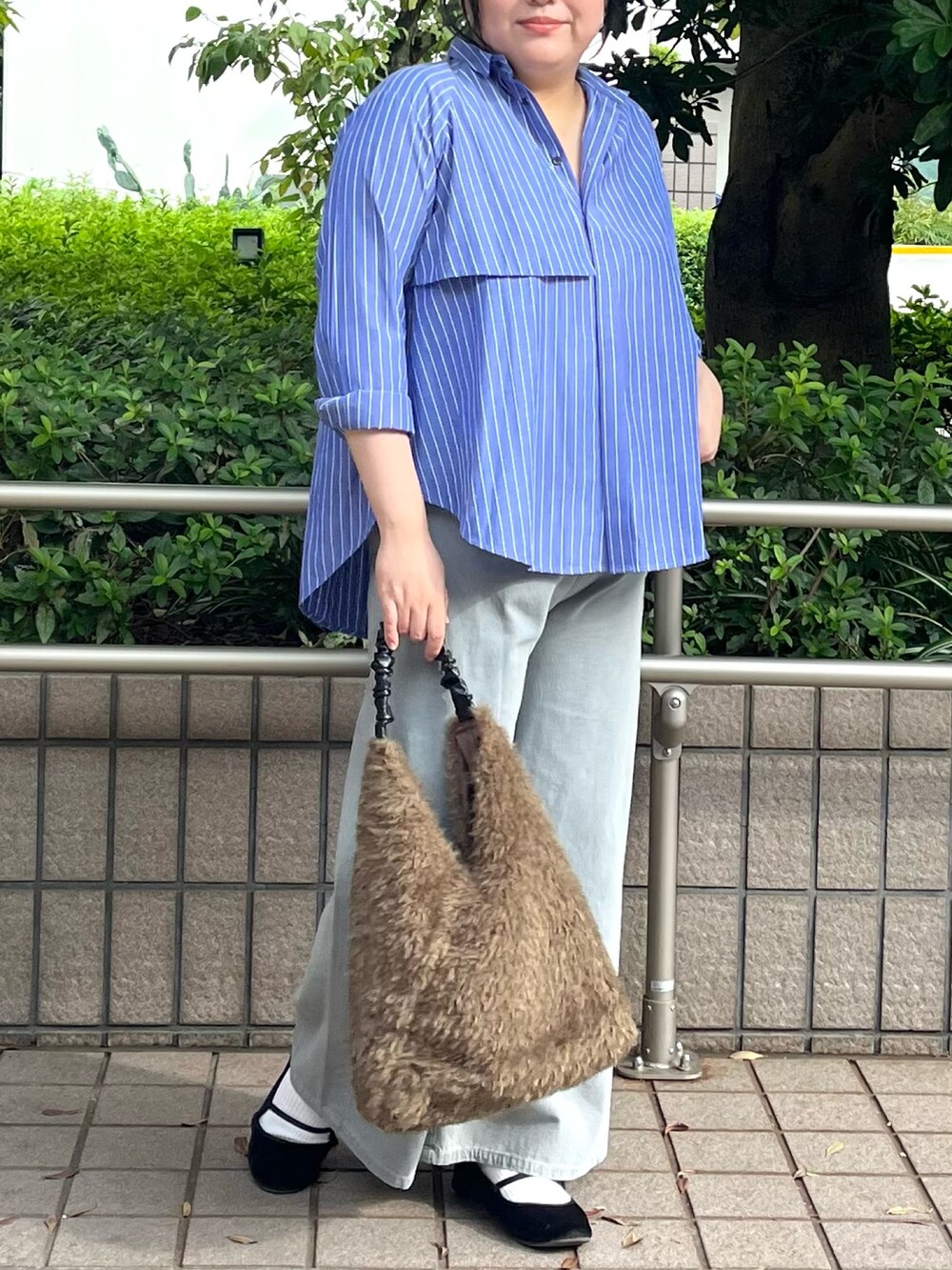 その他のシャツ/ブラウス、グレー系のデニムパンツ、ブラウン系のトートバッグを着用したレディースの秋コーディネートの7枚目の写真