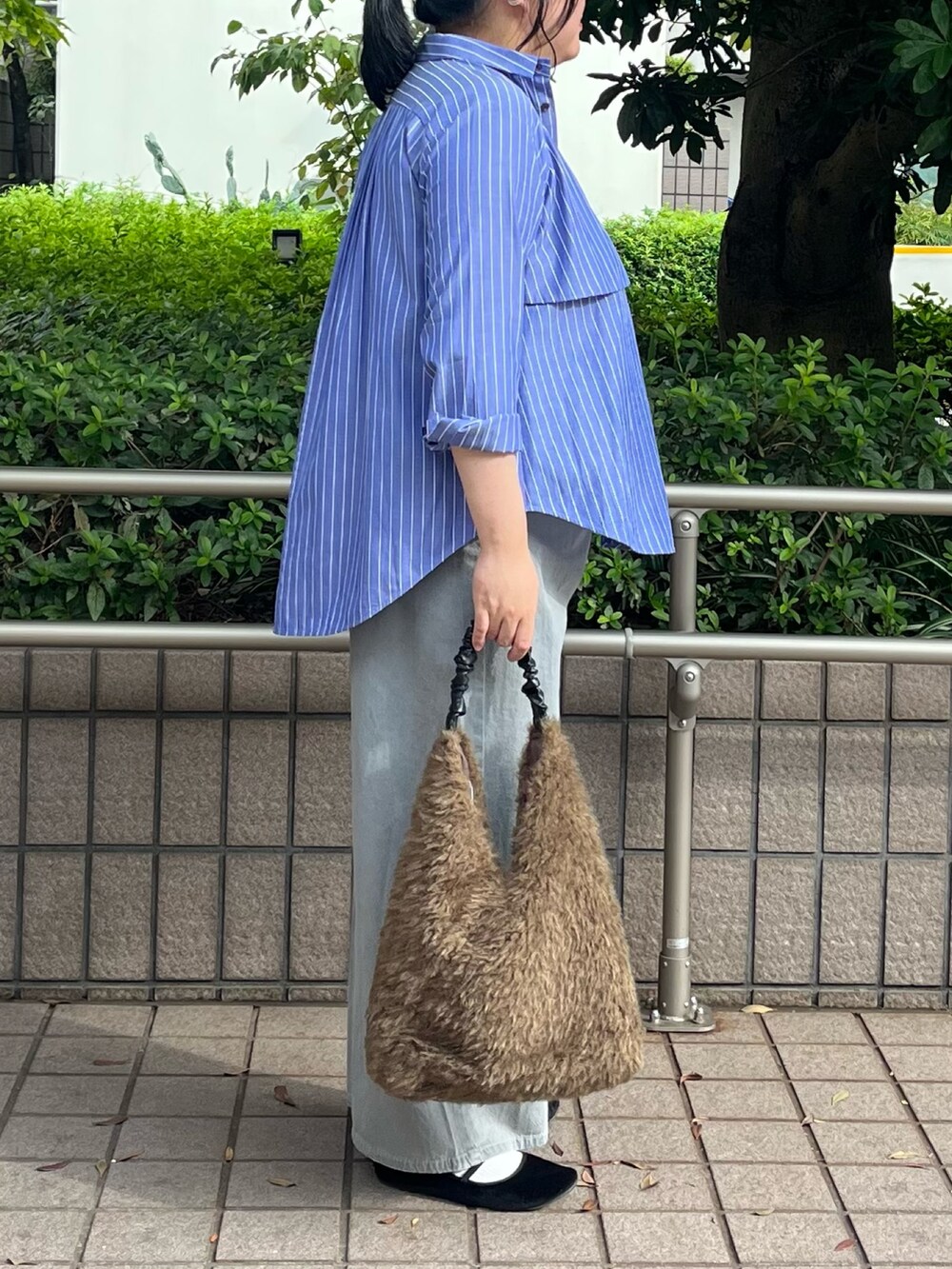 その他のシャツ/ブラウス、グレー系のデニムパンツ、ブラウン系のトートバッグを着用したレディースの秋コーディネートの5枚目の写真