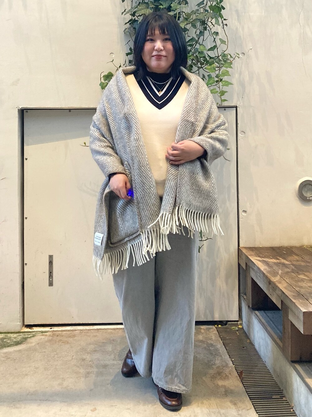 ホワイト系のニット/セーター、グレー系のデニムパンツを着用したレディースの冬コーディネートの2枚目の写真