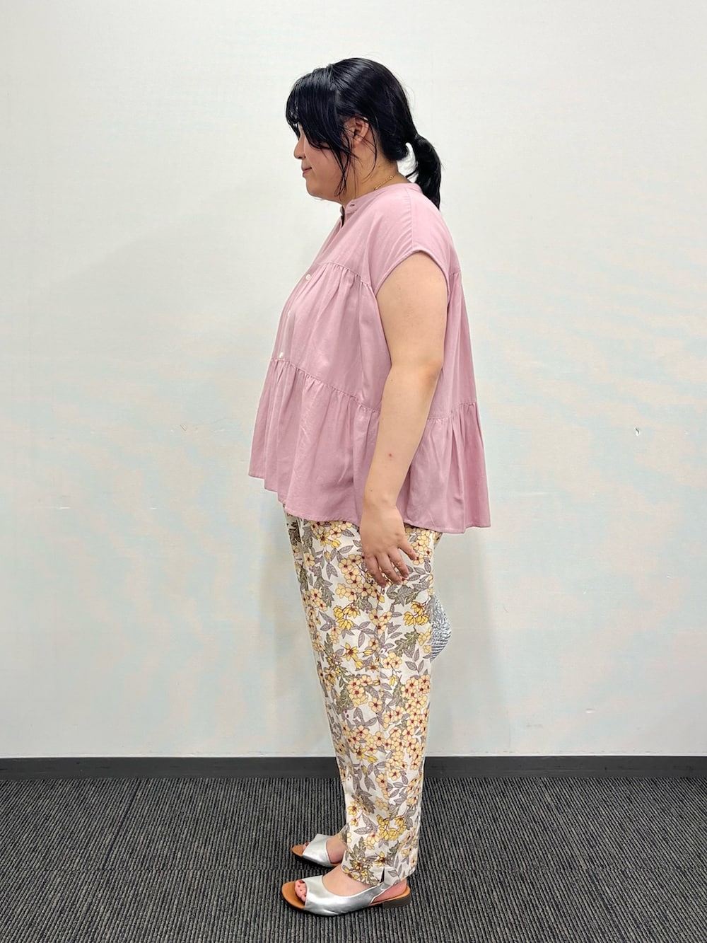 ピンク系のシャツ/ブラウス、シルバー系のかごバッグ、イエロー系のその他パンツを着用したレディースの夏コーディネートの2枚目の写真