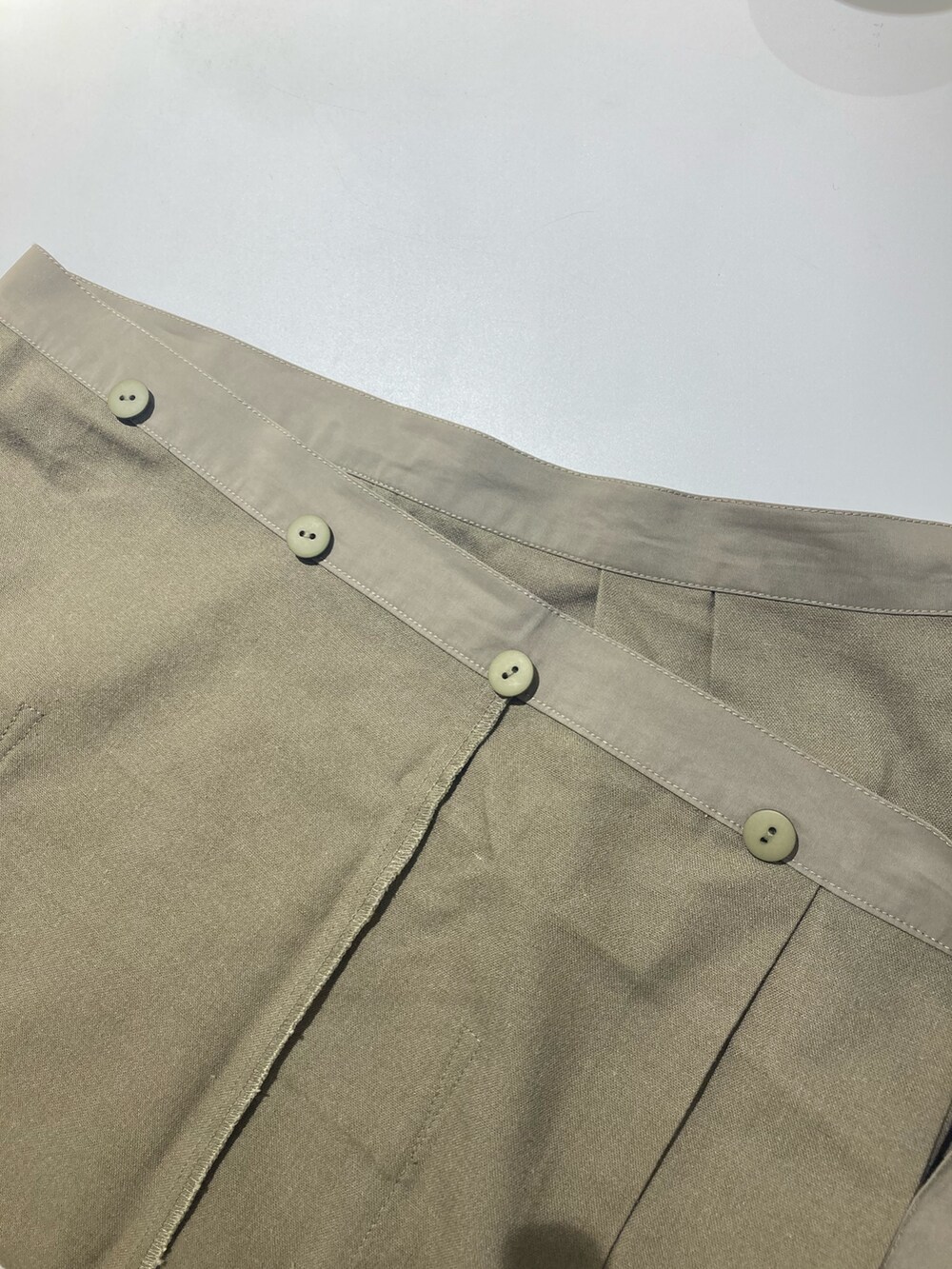 ブラウン系のその他パンツ、ブラック系のその他シューズ、グリーン系のエプロンを着用したレディースの冬コーディネートの8枚目の写真