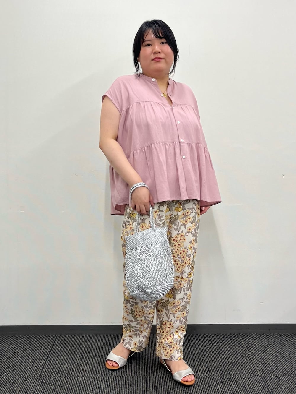 ピンク系のシャツ/ブラウス、シルバー系のかごバッグ、イエロー系のその他パンツを着用したレディースの夏コーディネートの7枚目の写真