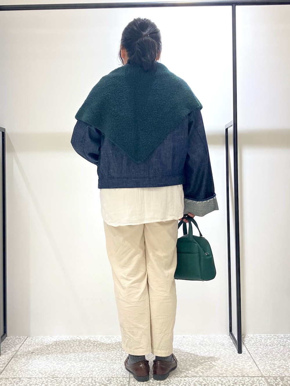 ホワイト系のその他パンツ、イエロー系のボストンバッグ、ブルー系のデニムジャケットを着用したレディースの秋コーディネートの4枚目の写真