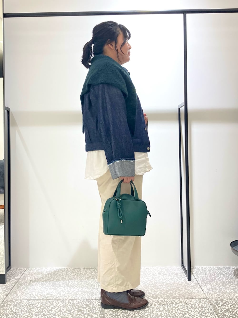 ホワイト系のその他パンツ、イエロー系のボストンバッグ、ブルー系のデニムジャケットを着用したレディースの秋コーディネートの5枚目の写真