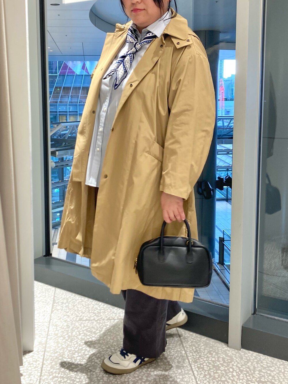 ベージュ系のその他アウター、ブルー系のシャツ/ブラウス、ブラック系のショルダーバッグを着用したレディースの冬コーディネートの4枚目の写真