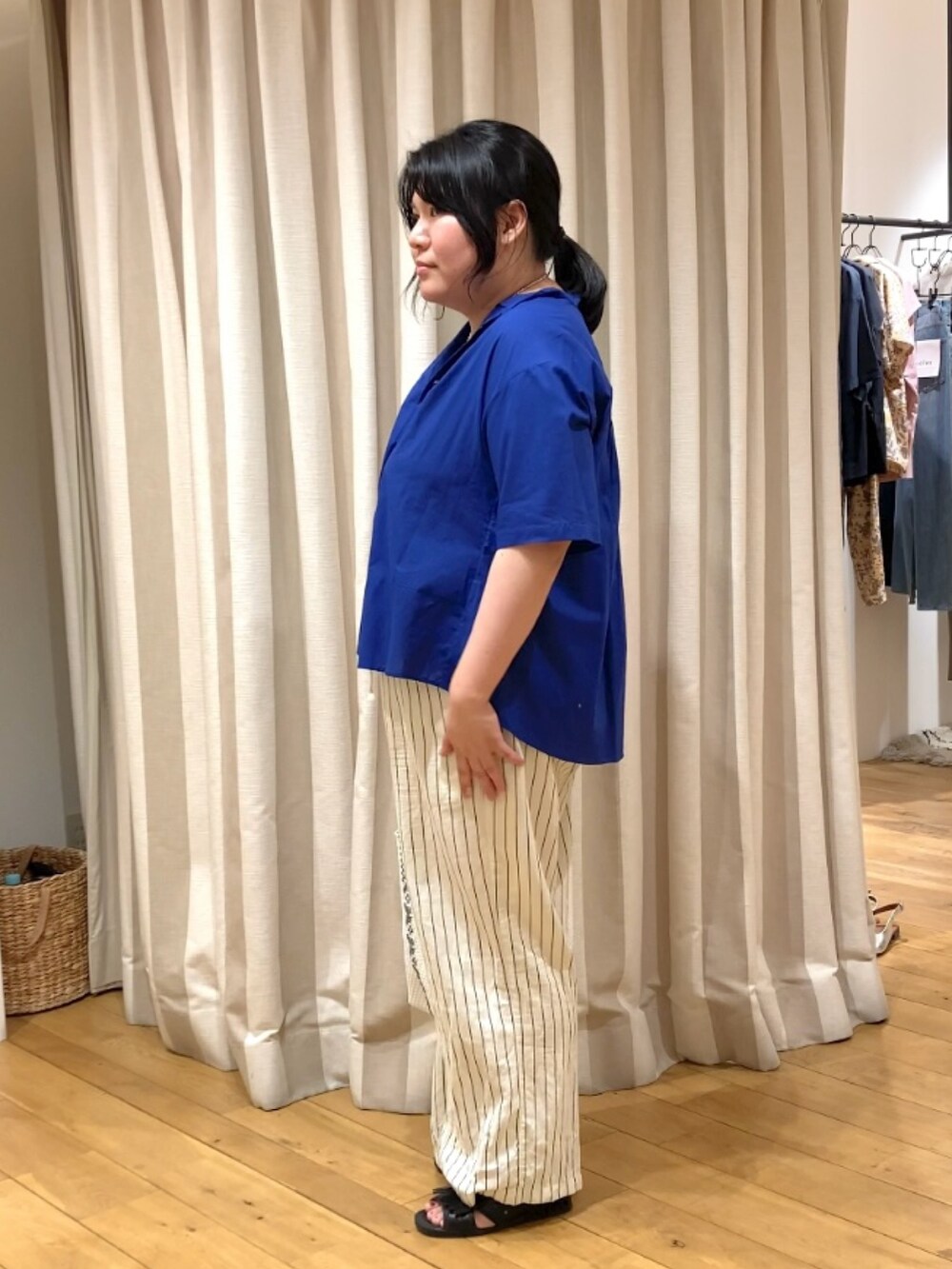 ブルー系のシャツ/ブラウス、ホワイト系のかごバッグ、その他のネックレスを着用したレディースの春コーディネートの5枚目の写真