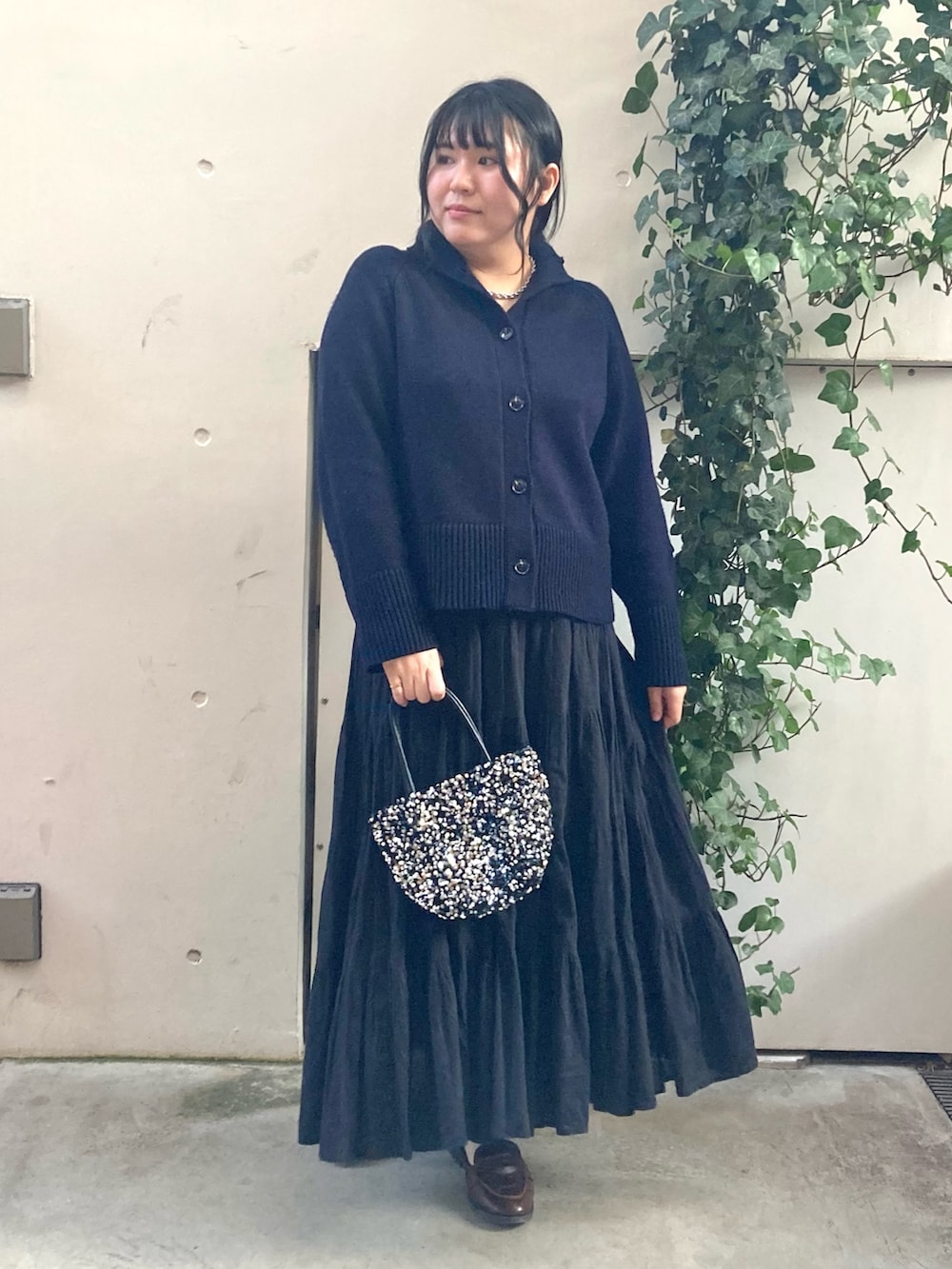 ブルー系のニット/セーター、シルバー系のショルダーバッグ、シルバー系のネックレスを着用したレディースの冬コーディネートの4枚目の写真