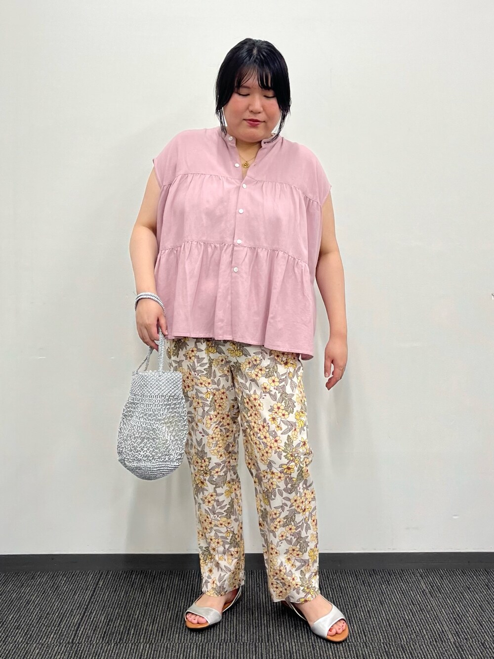 ピンク系のシャツ/ブラウス、シルバー系のかごバッグ、イエロー系のその他パンツを着用したレディースの夏コーディネートの5枚目の写真