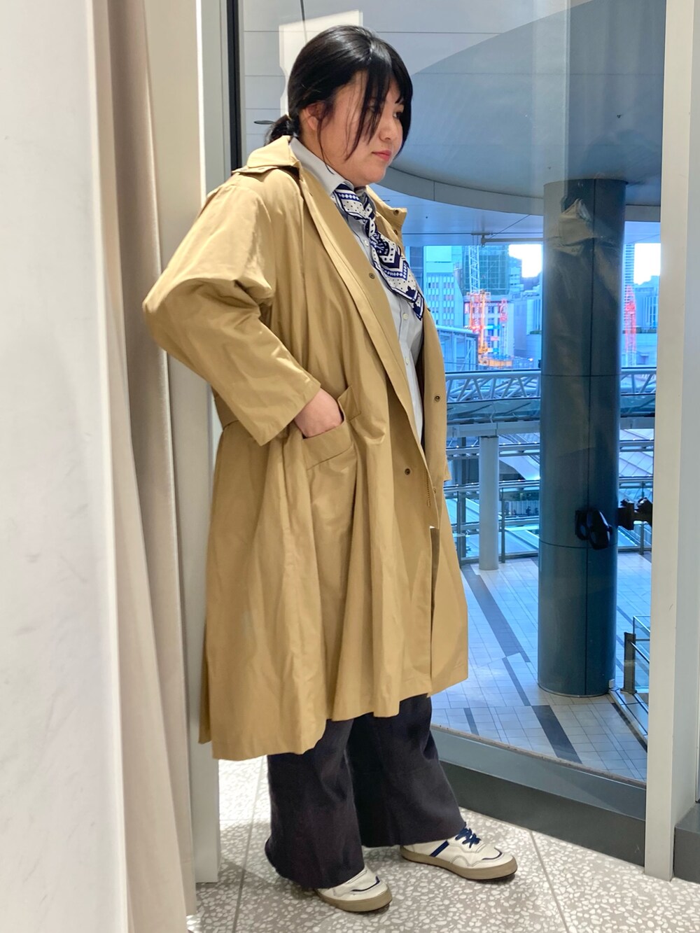 ベージュ系のその他アウター、ブルー系のシャツ/ブラウス、ブラック系のショルダーバッグを着用したレディースの冬コーディネートの8枚目の写真