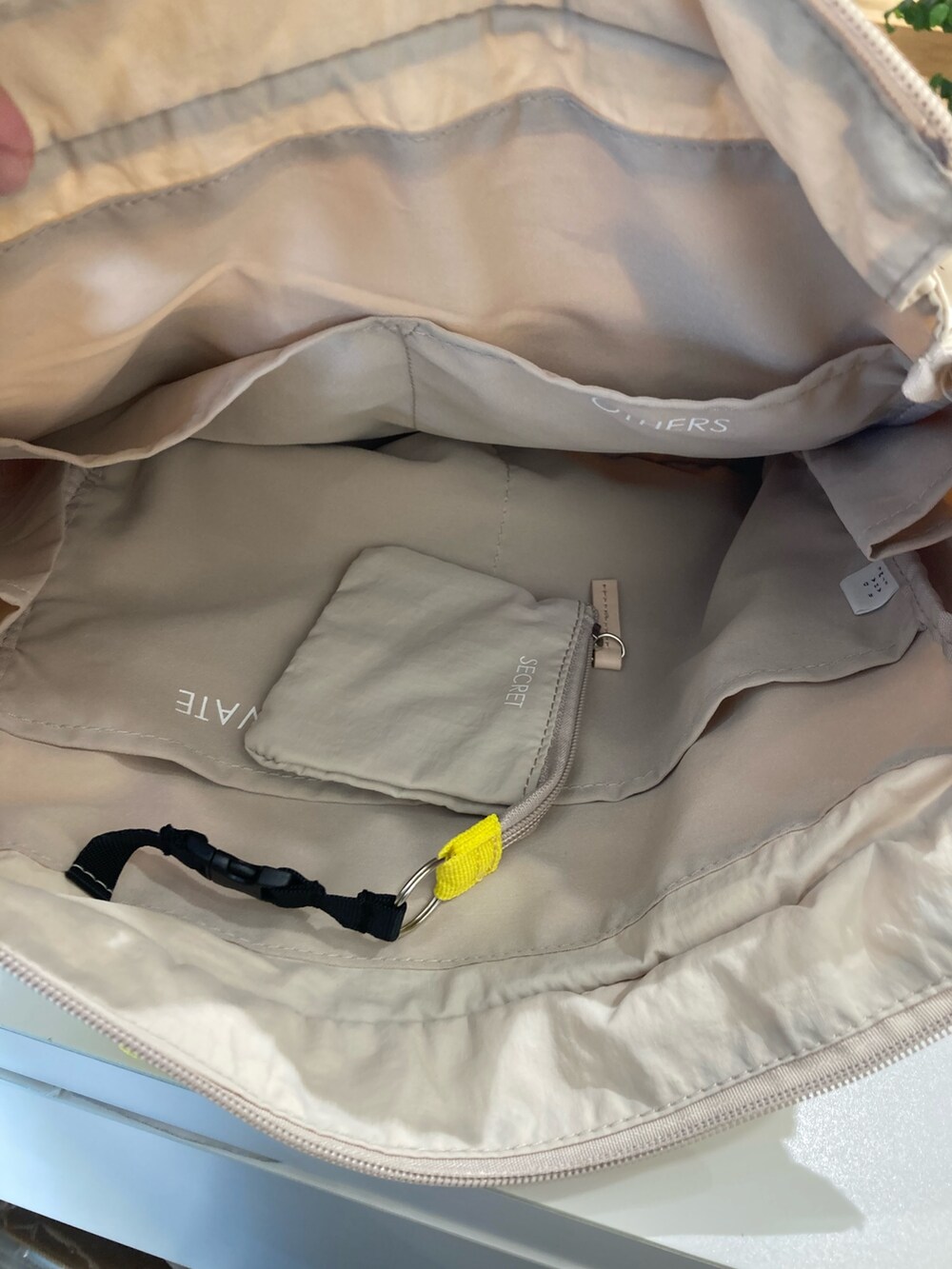 ブルー系のデニムジャケット、ベージュ系のトートバッグ、ブラック系のサンダルを着用したレディースの春コーディネートの5枚目の写真