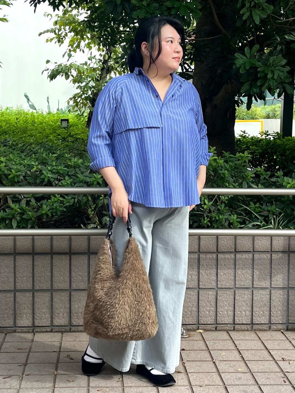 その他のシャツ/ブラウス、グレー系のデニムパンツ、ブラウン系のトートバッグを着用したレディースの秋コーディネートの2枚目の写真