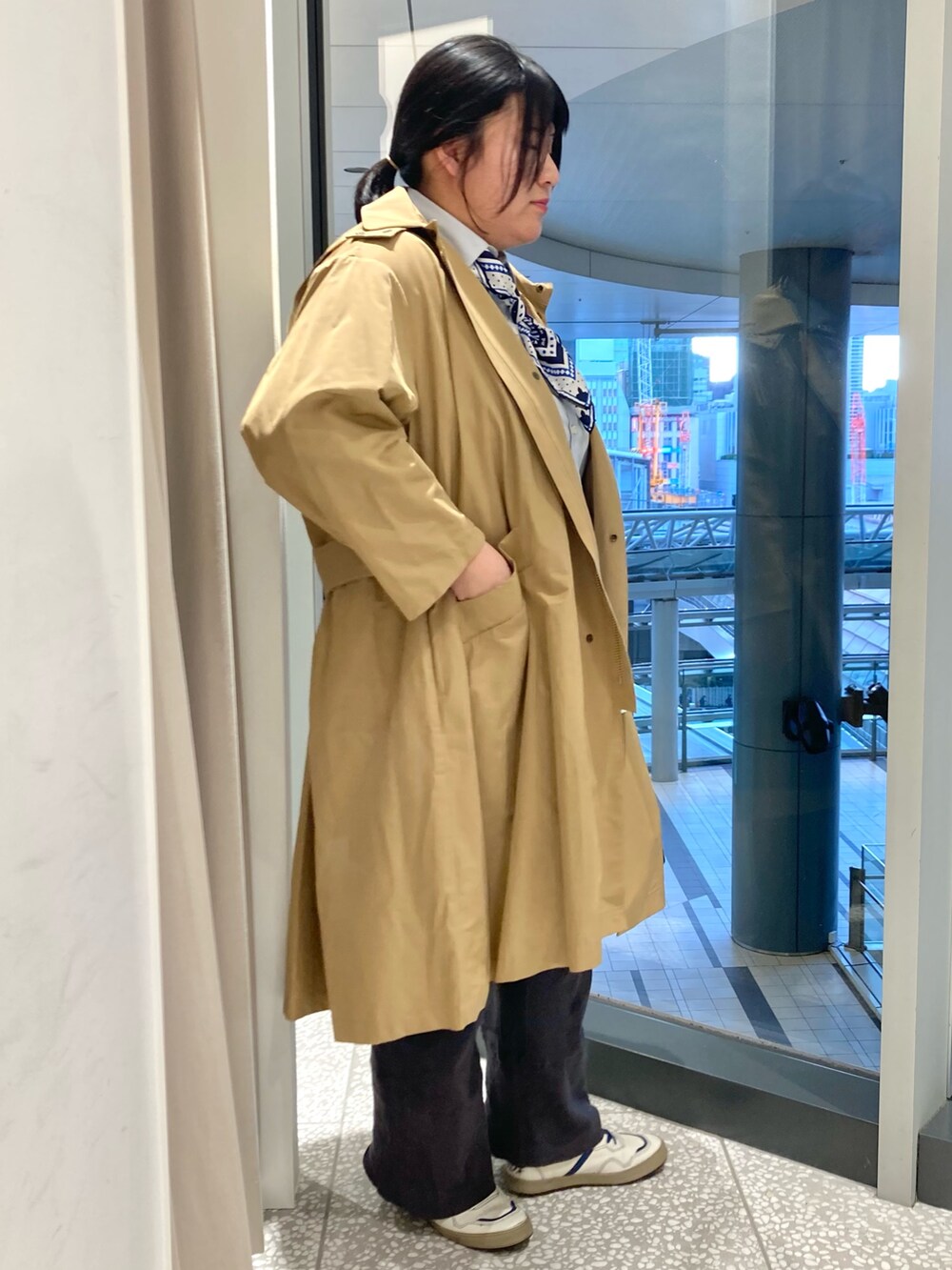 ベージュ系のその他アウター、ブルー系のシャツ/ブラウス、ブラック系のショルダーバッグを着用したレディースの冬コーディネートの3枚目の写真