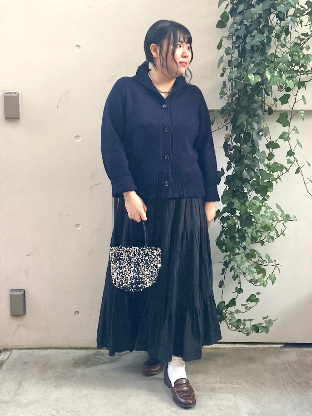 ブルー系のニット/セーター、シルバー系のショルダーバッグ、シルバー系のネックレスを着用したレディースの冬コーディネートの5枚目の写真