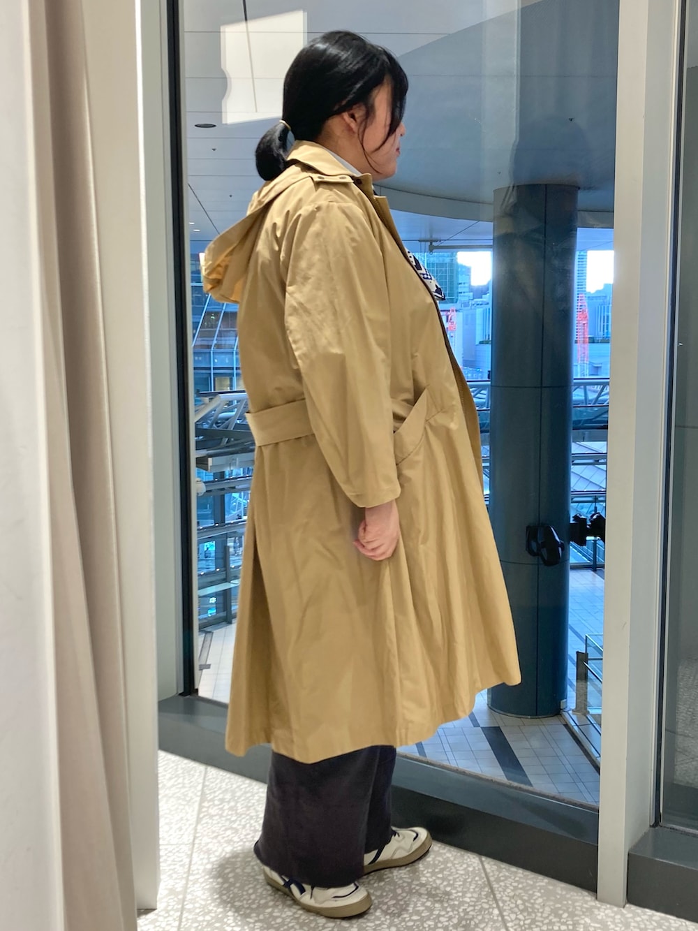 ベージュ系のその他アウター、ブルー系のシャツ/ブラウス、ブラック系のショルダーバッグを着用したレディースの冬コーディネートの2枚目の写真