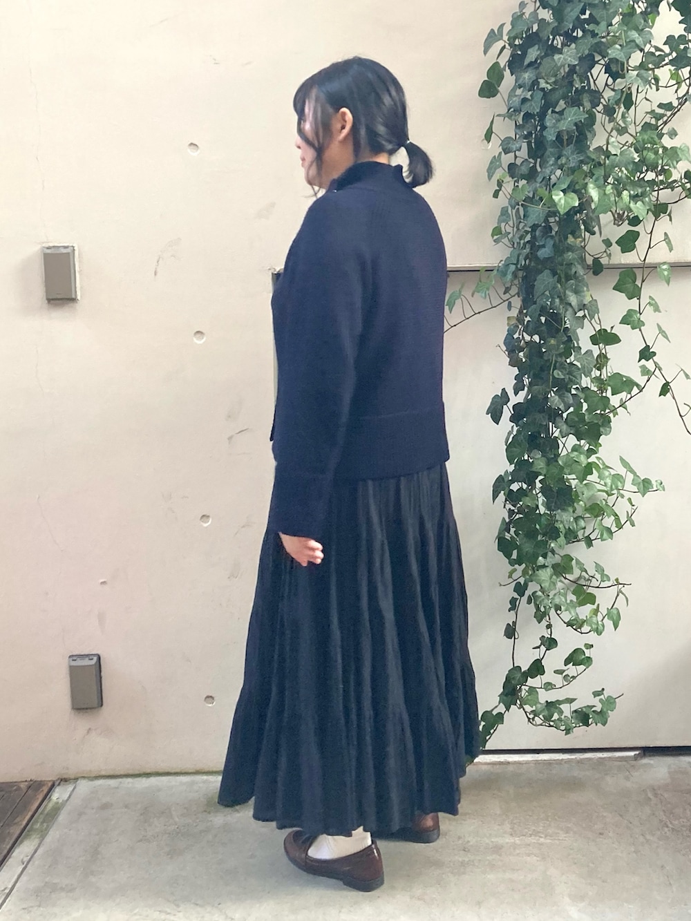 ブルー系のニット/セーター、シルバー系のショルダーバッグ、シルバー系のネックレスを着用したレディースの冬コーディネートの2枚目の写真