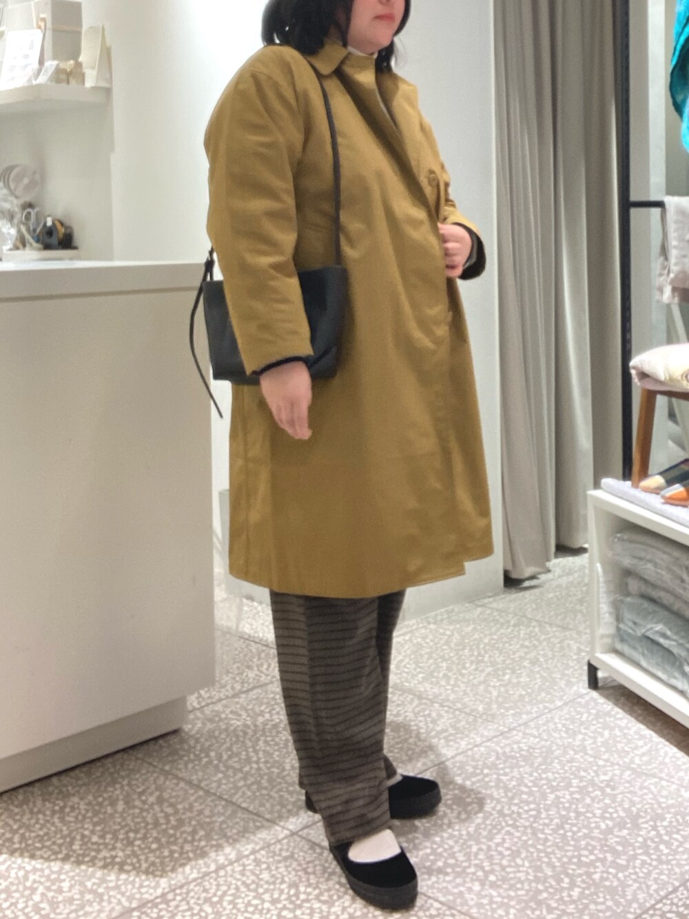 ブラウン系のその他パンツ、ブラック系のパンプス、ベージュ系のトレンチコートを着用したレディースの冬コーディネートの6枚目の写真