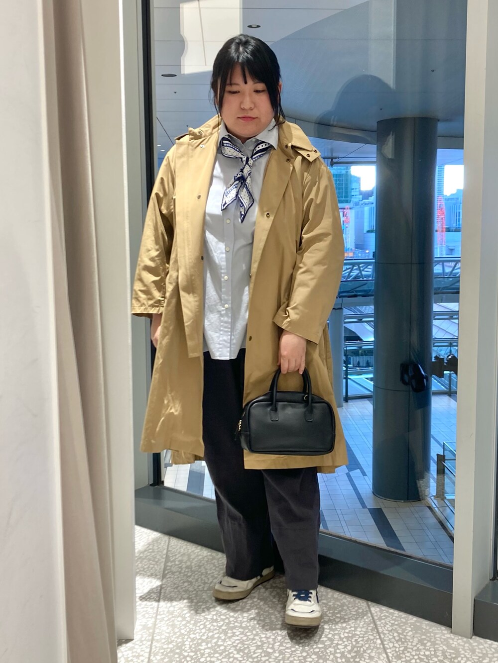 ベージュ系のその他アウター、ブルー系のシャツ/ブラウス、ブラック系のショルダーバッグを着用したレディースの冬コーディネートの6枚目の写真